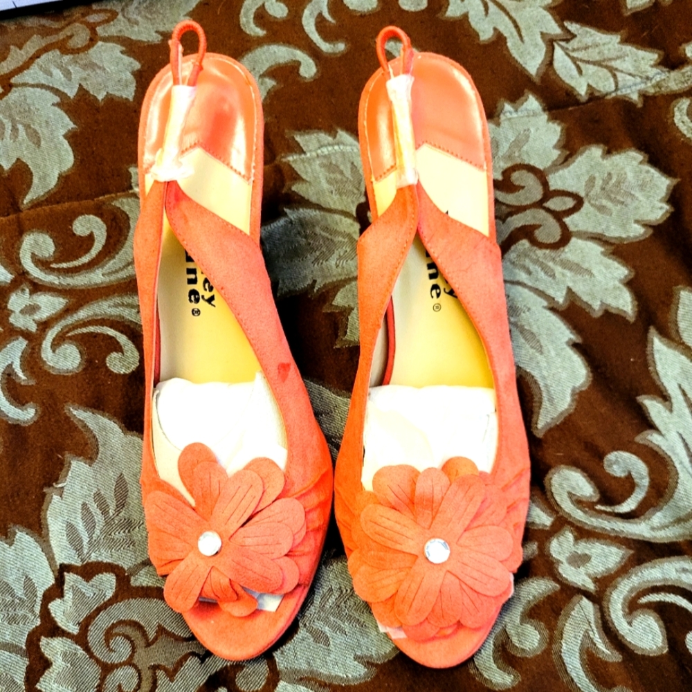 A beautiful velvet peach slingback